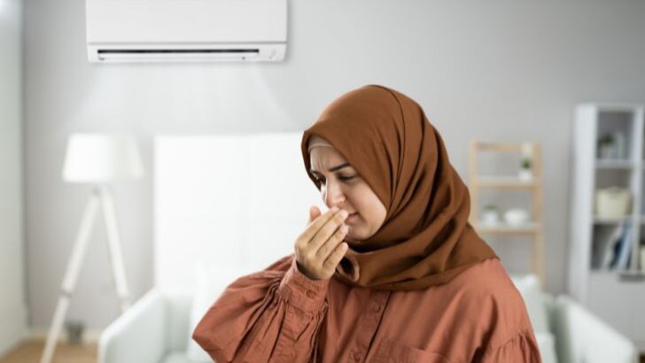 Filter AC yang kotor sebagai penyebab bau